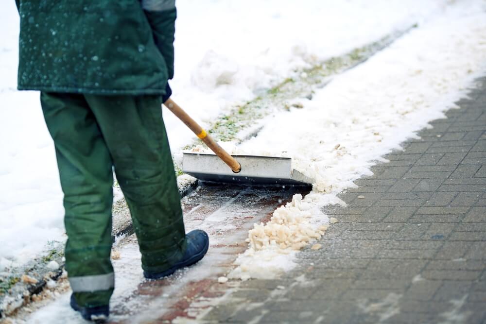 Odpratovanie snehu z chodníkov Bratislava HomeServis
